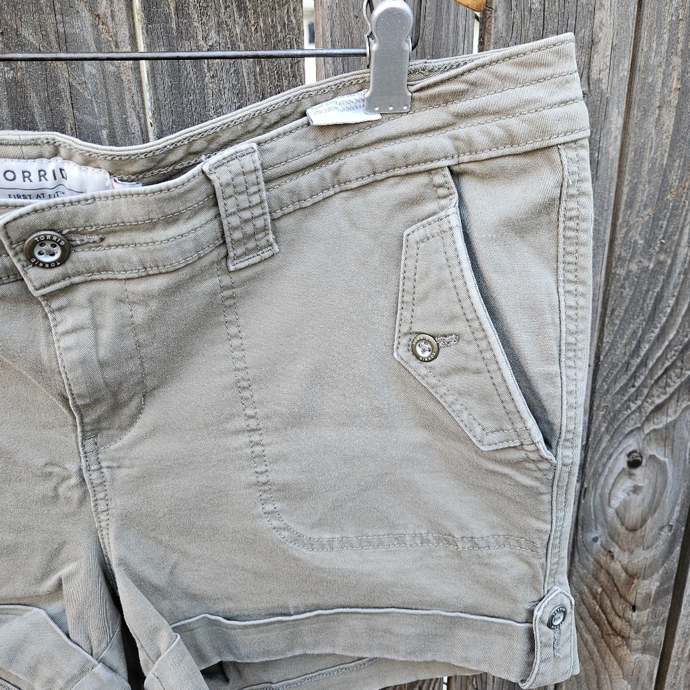 Torrid Women's Tan Shorts Size 18 - Picture 5 of 16